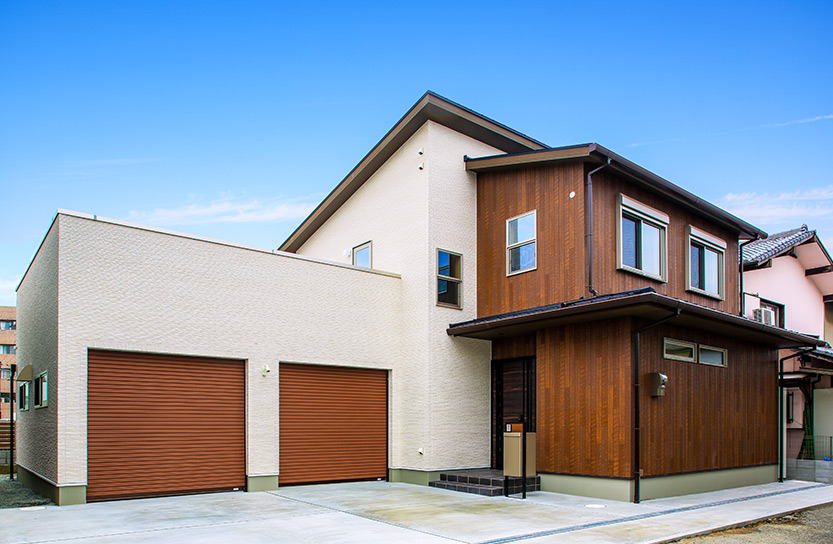 インナーガレージと広い屋上のある家