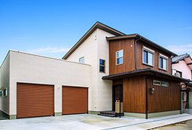 インナーガレージと広い屋上のある家