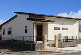 中庭を囲った明るい平屋住宅