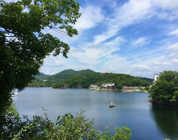 東条湖をはじめとする自然豊かな環境