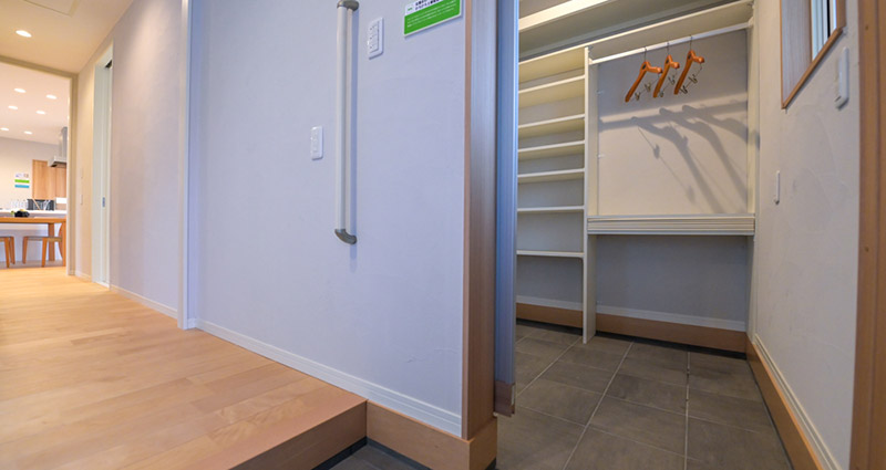 例えば、モデルハウスの玄関にあるウォークイン・シューズクローゼットは大人気。湿気を吸収する室内洗濯ルームもみなさん驚かれます。