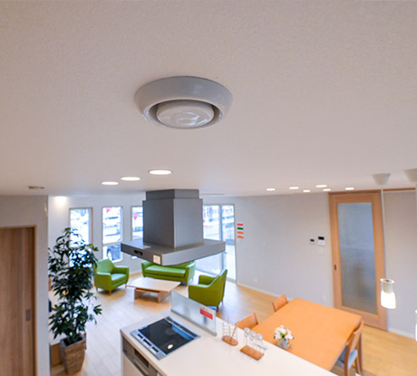 さっきの空調システムがここから部屋の空気を吸い込んで換気しているんだ！