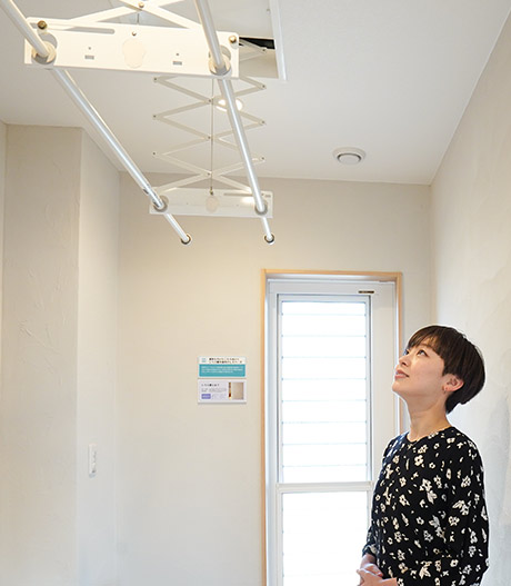 その壁を使った洗濯室がキッチン奥に！この部屋があれば室内干しも安心ですね♪